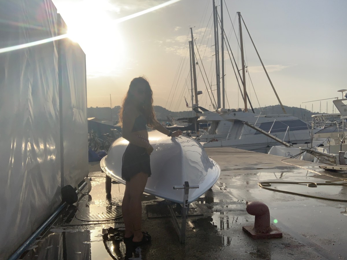 Preparazione dell’imbarcazione 420 per la scuola vela su&nbsp;deriva